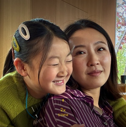 Téléobjectif 2x en cours d’utilisation, zoomant sur deux personnes qui s’enlacent