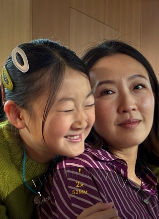 Téléobjectif 2x en cours d’utilisation, zoomant sur deux personnes qui s’enlacent