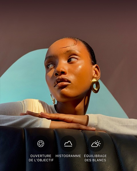 Portrait en gros plan d’une personne bien éclairée sur un arrière-plan coloré, démonstration de l’interface du système caméra professionnel, avec les commandes Pro, Ouverture, Histogramme, Équilibrage des blancs