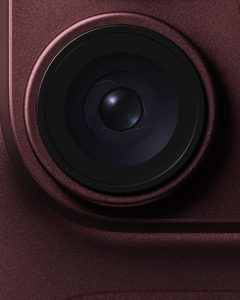 L’objectif à ouverture variable de la caméra principale, mis en évidence sur un iPhone 18 Pro bourgogne