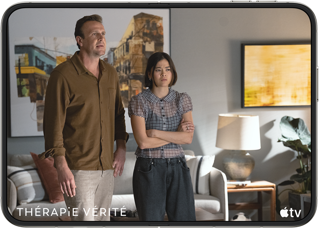 iPhone Duo, ouvert en position horizontale, la série Thérapie vérité d’Apple TV joue à l’écran