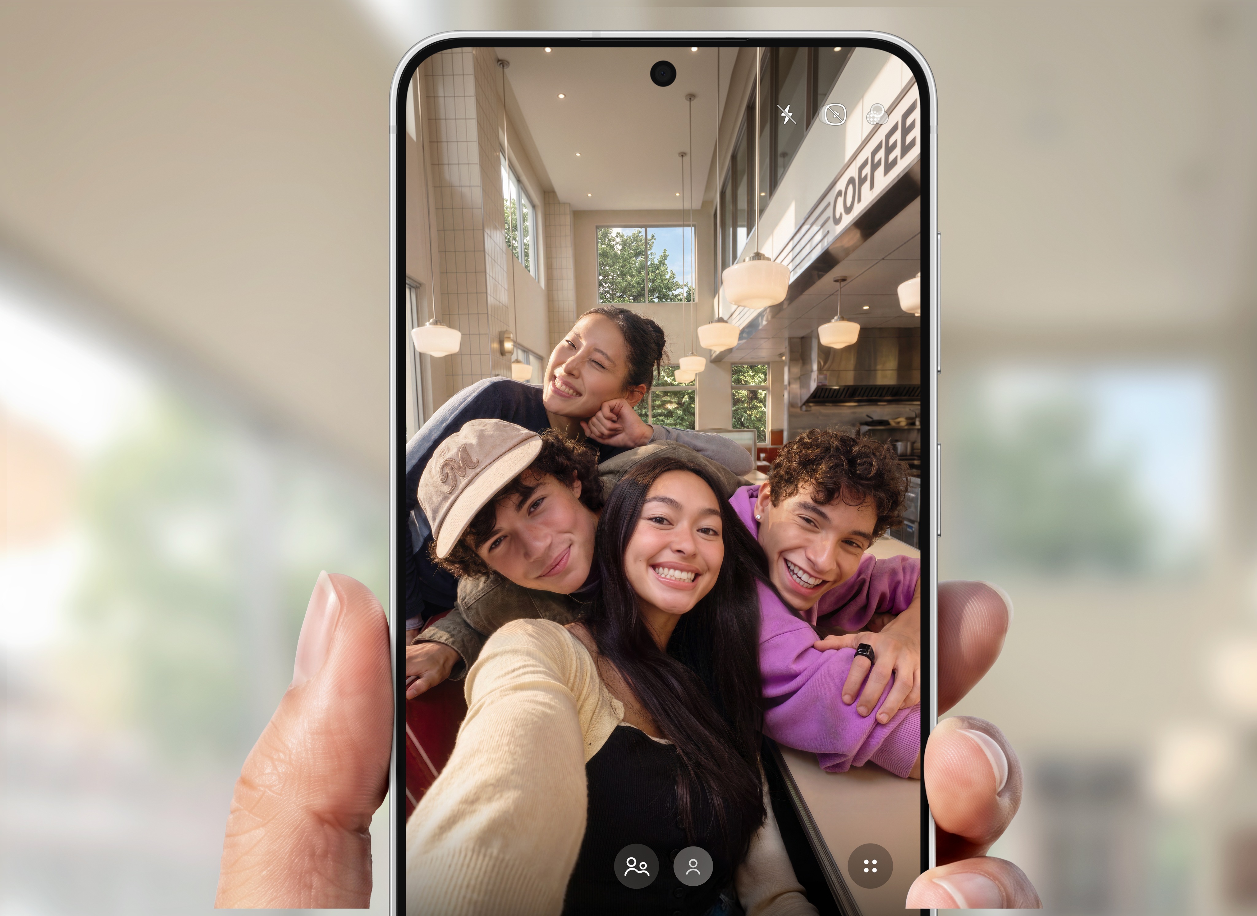 Égoportrait de groupe pris avec le Galaxy S26 FE